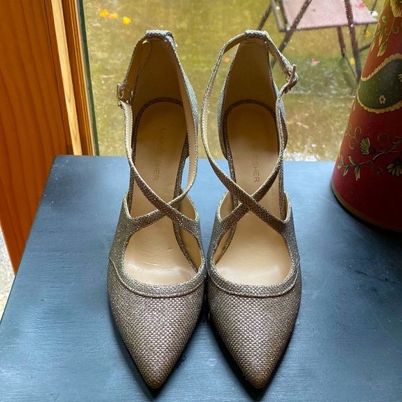 MARC FISHER Metallic strap stiletto size 9 - Picture 2 of 6